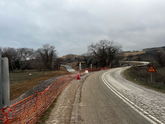 Αριστερά το νέο μονοπάτι, δεξιά η ρημαγμένη γέφυρα του Άβαντα